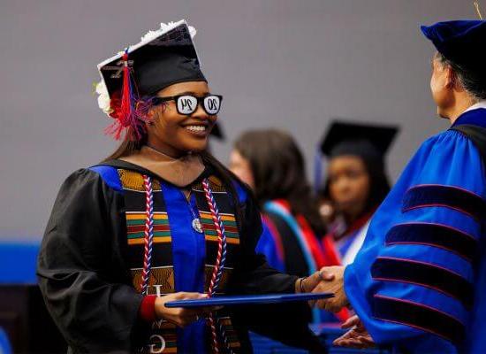 A 博彩平台推荐 graduate with 2024 glasses accepts her degree